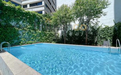 Swimming pool of Attic for sale in  Madrid Capital  with Air Conditioner, Terrace and Swimming Pool