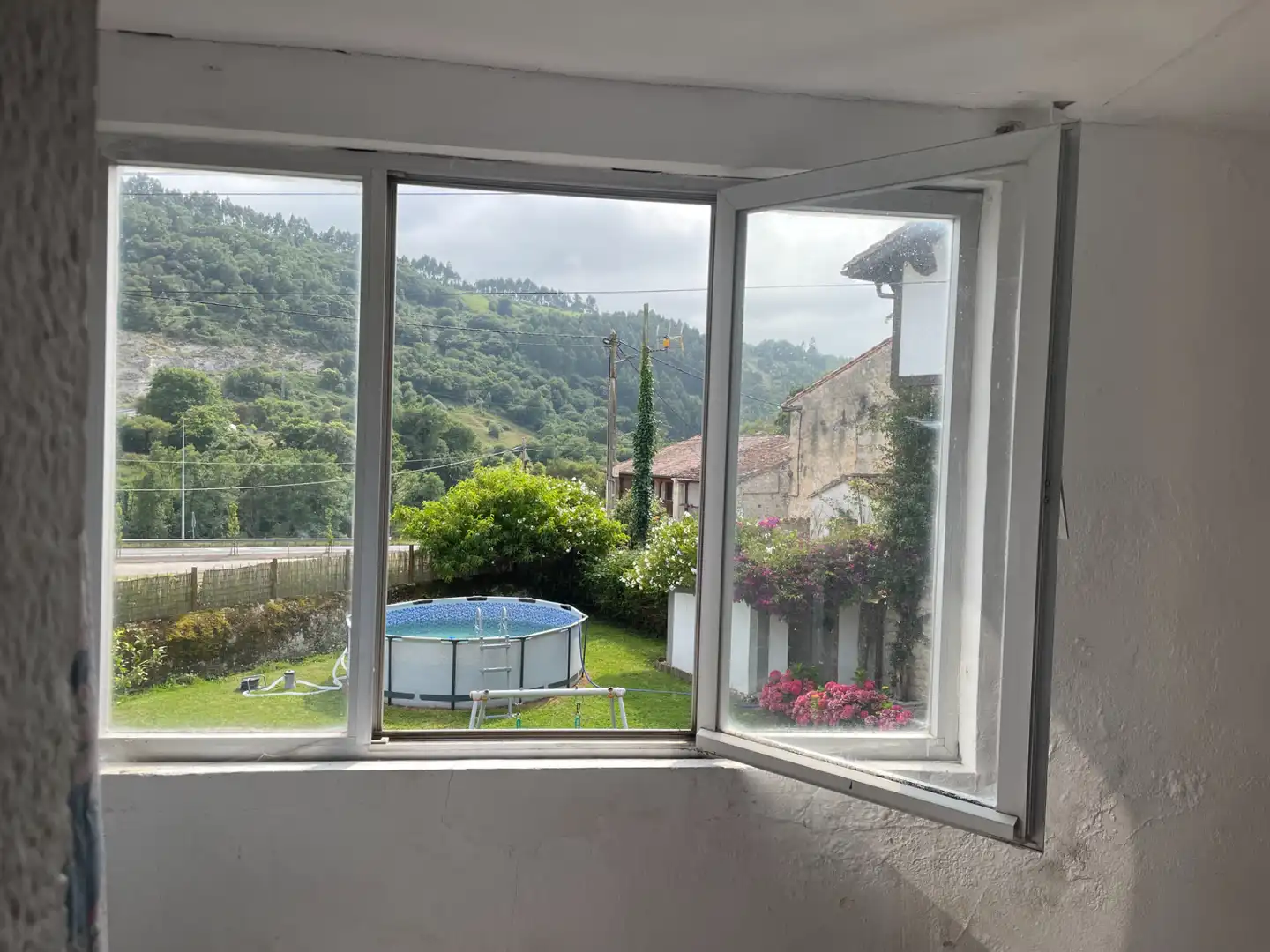 Vista exterior de Casa o xalet en venda en Val de San Vicente  amb Jardí privat i Balcó