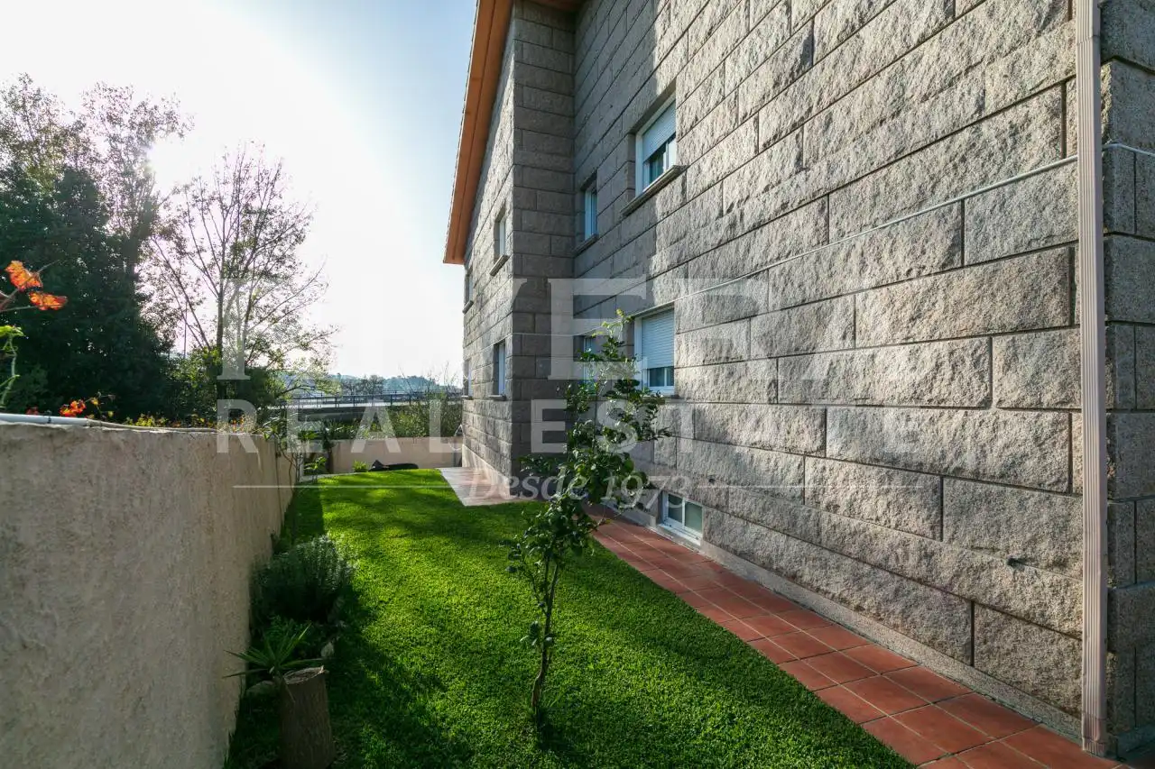 Vista exterior de Casa o chalet en venta en Vigo  con Calefacción, Jardín privado y Parquet