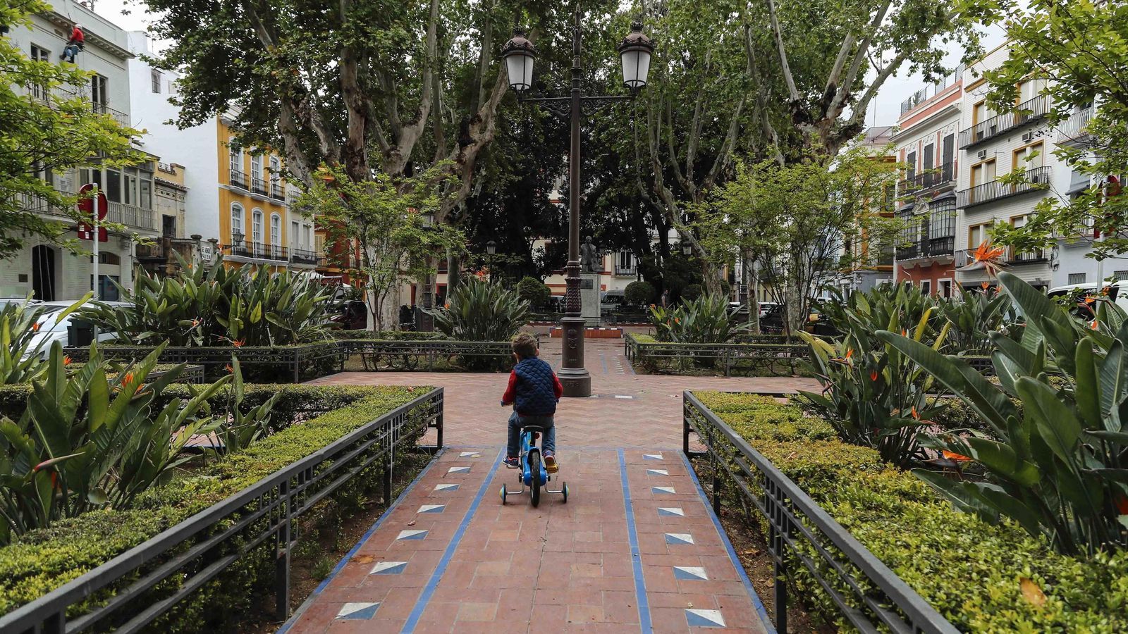 Exterior view of Apartment to rent in  Sevilla Capital  with Air Conditioner, Furnished and Oven