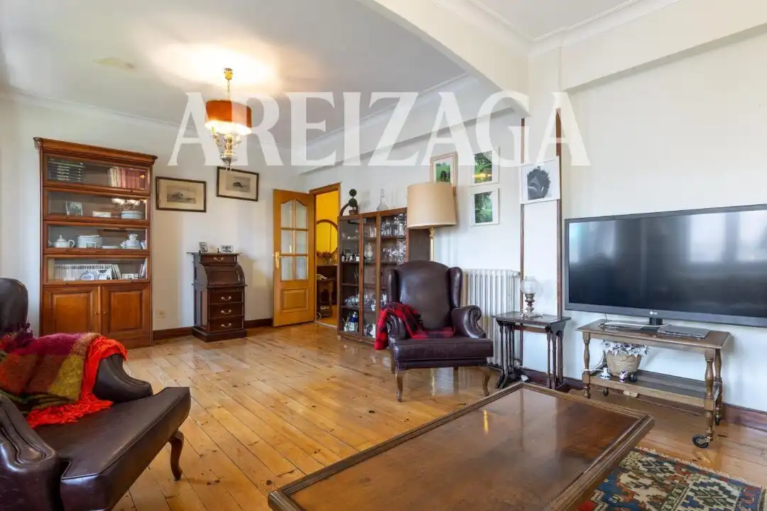Sala d'estar de Pis en venda en Donostia - San Sebastián  amb Calefacció i Traster
