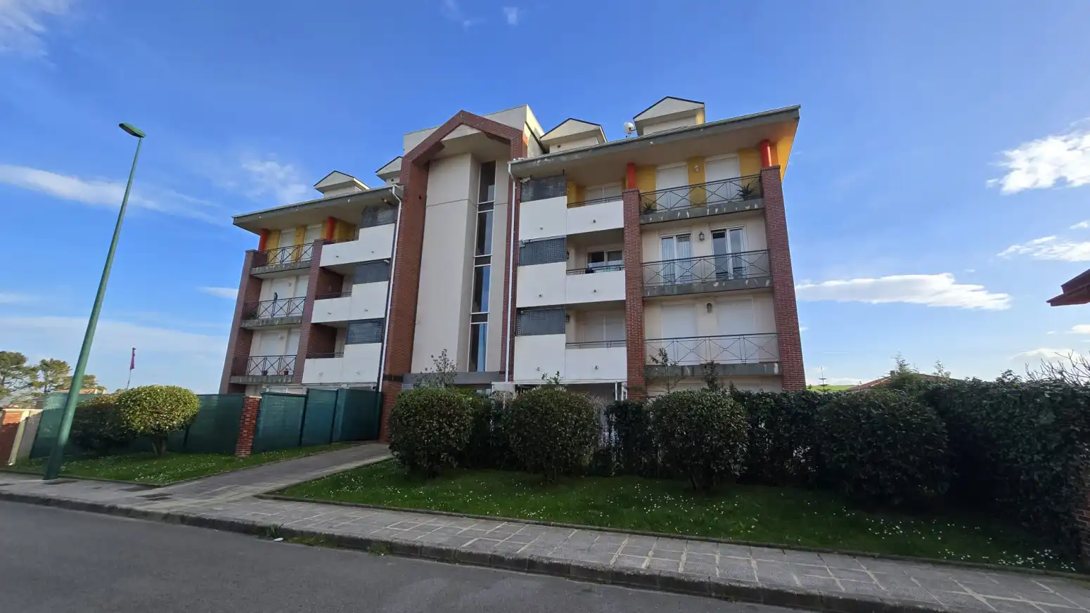 Vista exterior de Ático en venta en Suances con Calefacción, Trastero y Amueblado