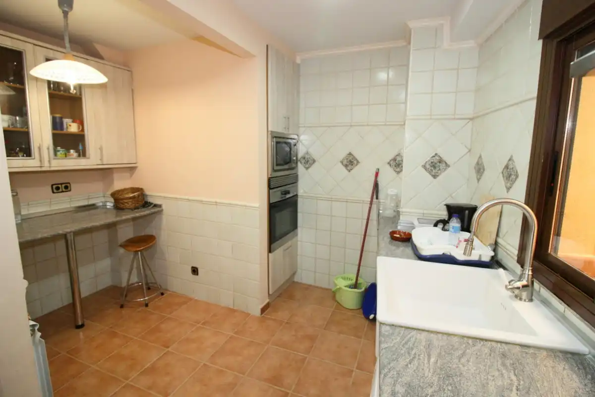 Cuina de Casa o xalet en venda en Pedro Bernardo amb Calefacció, Terrassa i Moblat
