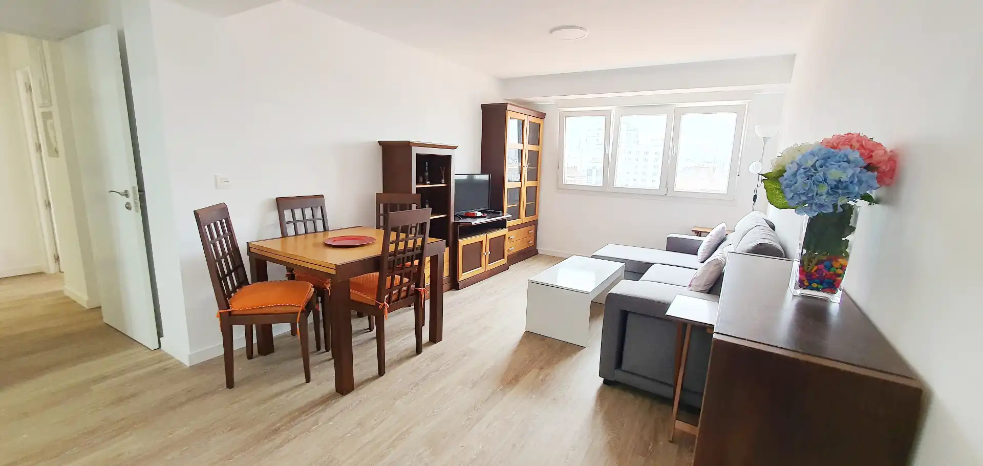 Sala d'estar de Pis de lloguer en Gijón  amb Calefacció, Parquet i Moblat