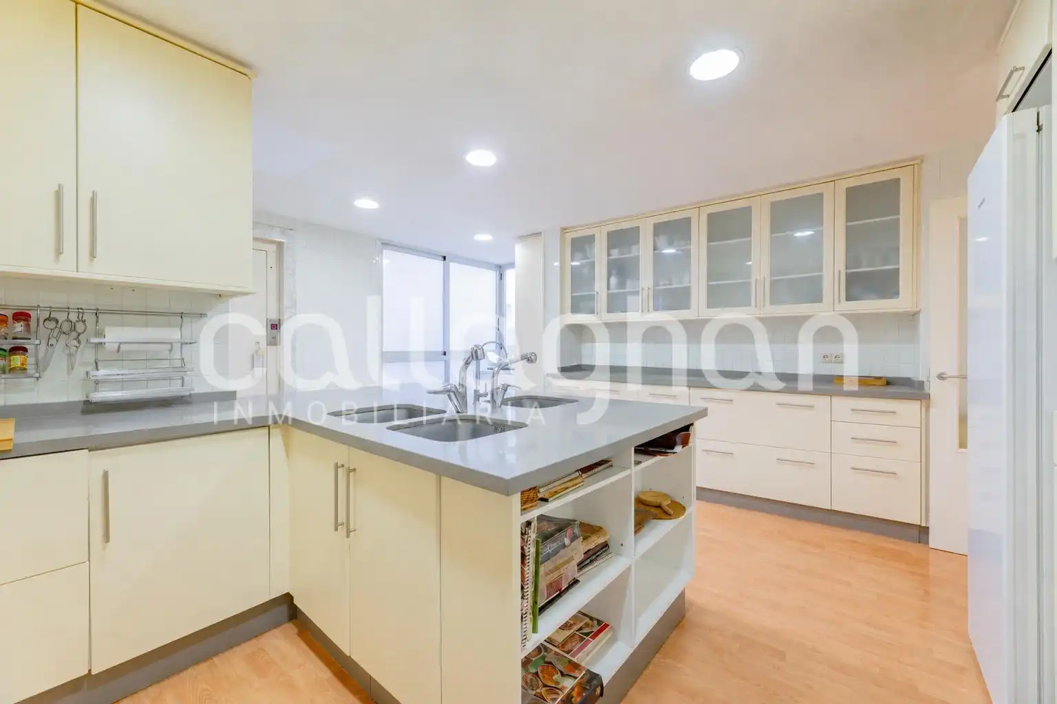 Kitchen of Flat for sale in Valencia  with Air Conditioner, Heating and Terrace