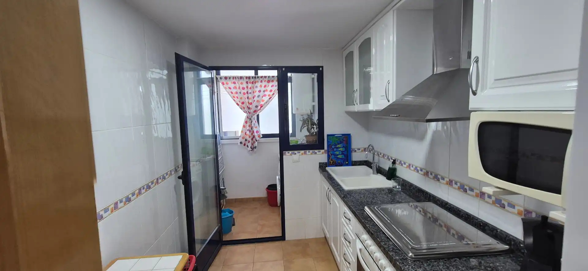 Cuina de Apartament de lloguer en Gandia amb Aire condicionat, Calefacció i Jardí privat