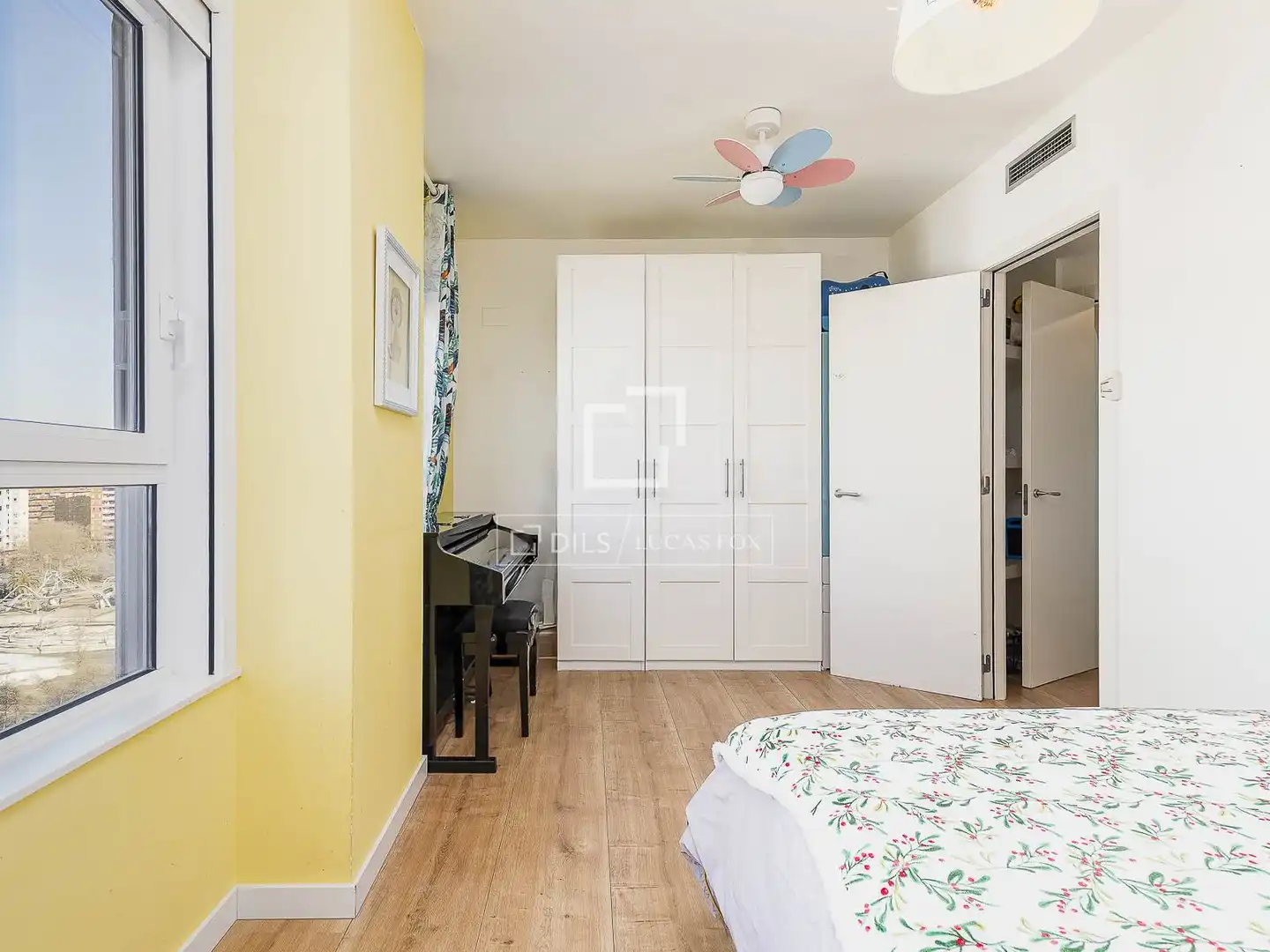 Schlafzimmer von Wohnung zum Verkauf in Barcelona mit Klimaanlage, Heizung und Privatgarten