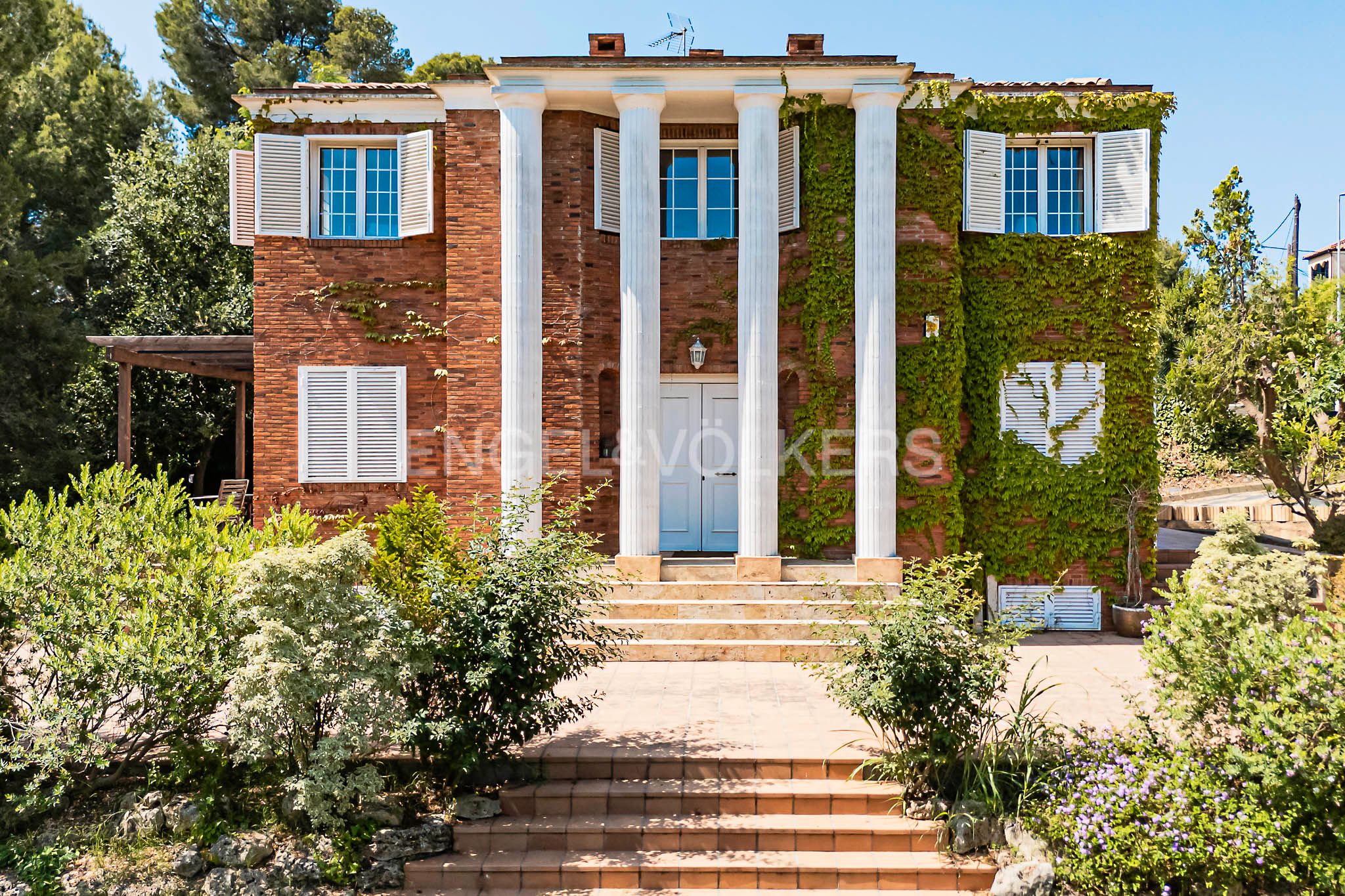 Vista exterior de Casa o chalet en venta en Cerdanyola del Vallès con Aire acondicionado, Calefacción y Jardín privado