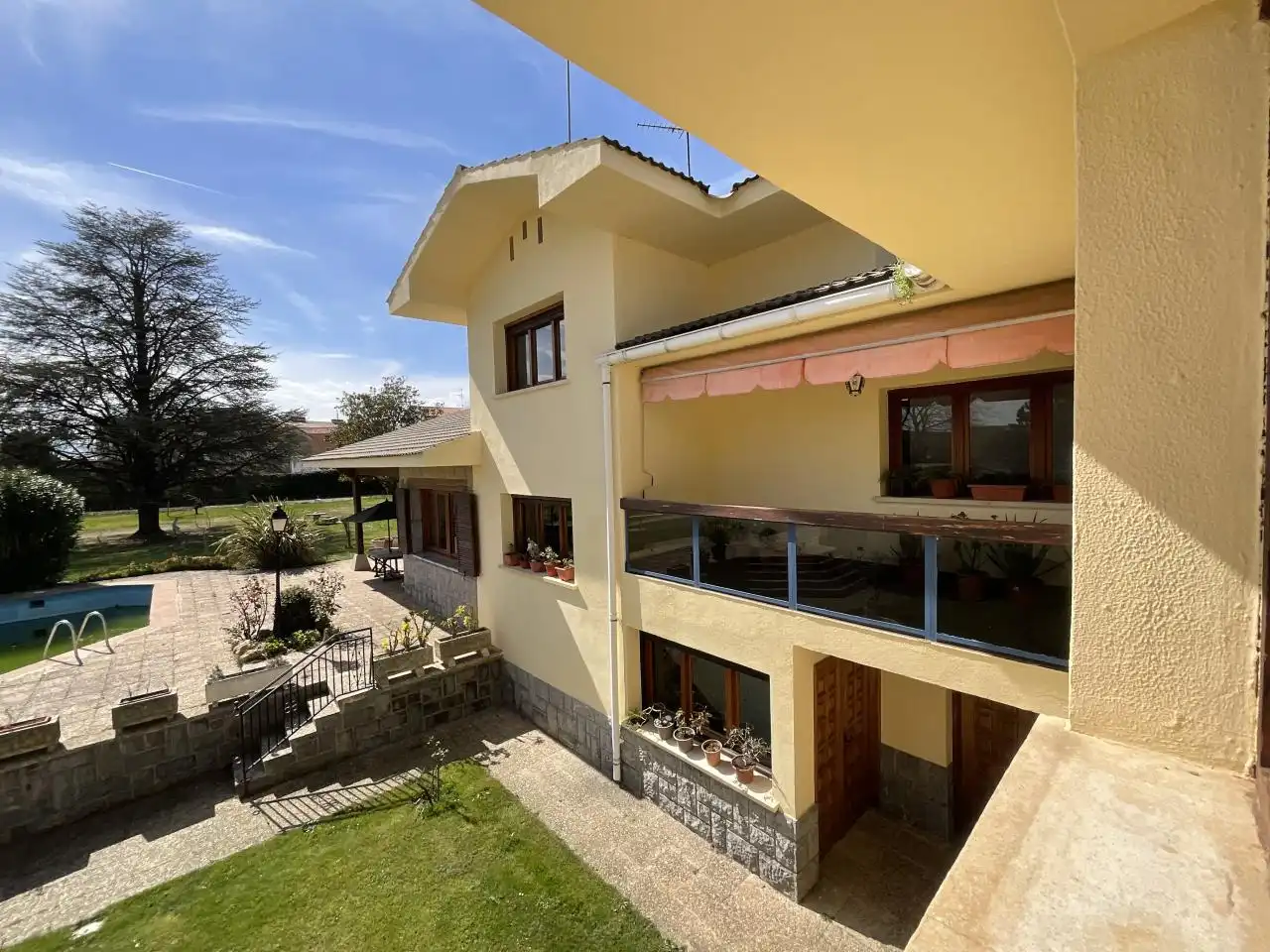 Vista exterior de Casa o xalet en venda en Castañares de Rioja amb Calefacció, Jardí privat i Parquet