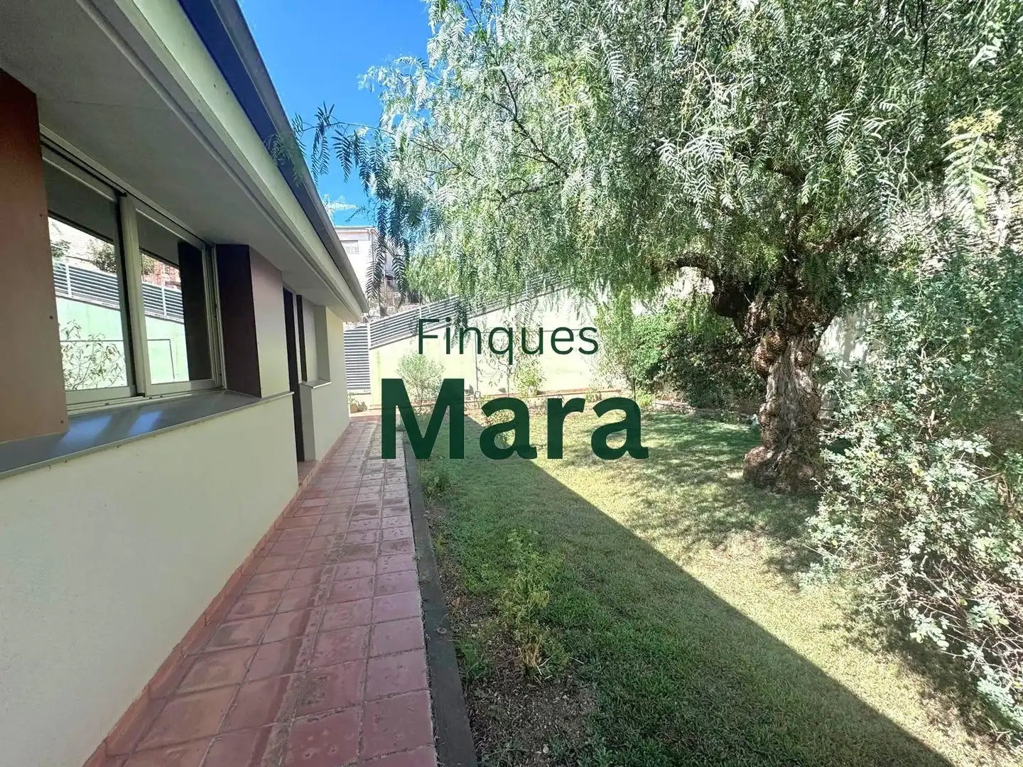 Vista exterior de Casa o chalet en venta en Sant Boi de Llobregat con Aire acondicionado, Calefacción y Jardín privado