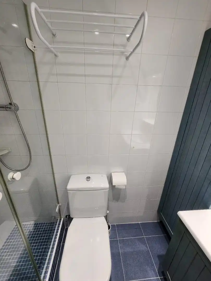 Badezimmer von Wohnung zur Miete in Sitges mit Klimaanlage, Privatgarten und Terrasse
