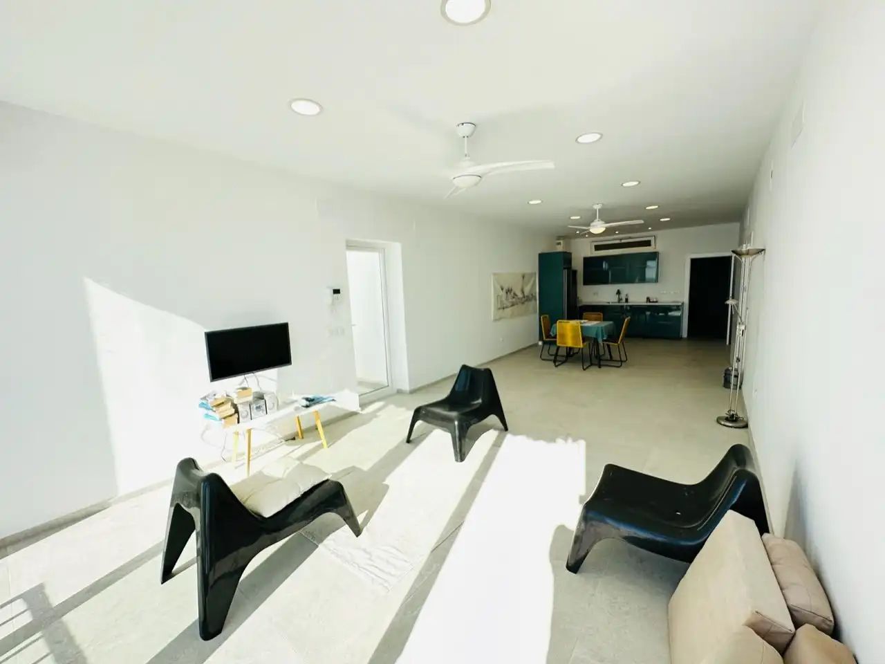 Sala d'estar de Casa o xalet en venda en Nerja amb Aire condicionat, Jardí privat i Traster