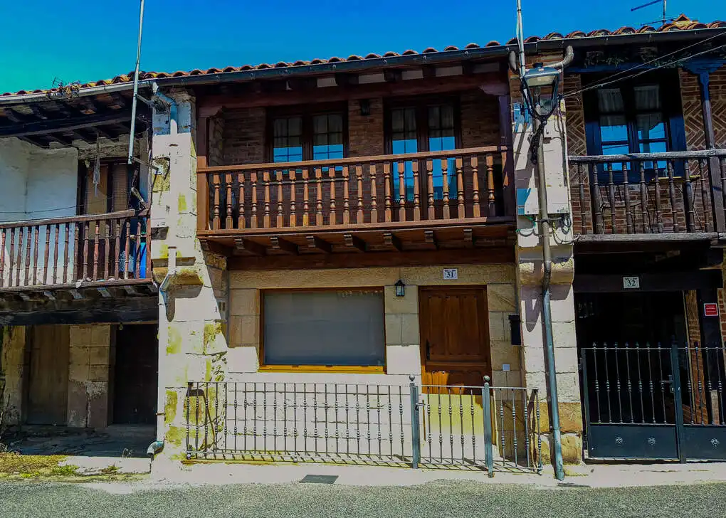 Vista exterior de Casa adosada en venda en Valdáliga amb Calefacció, Traster i Moblat