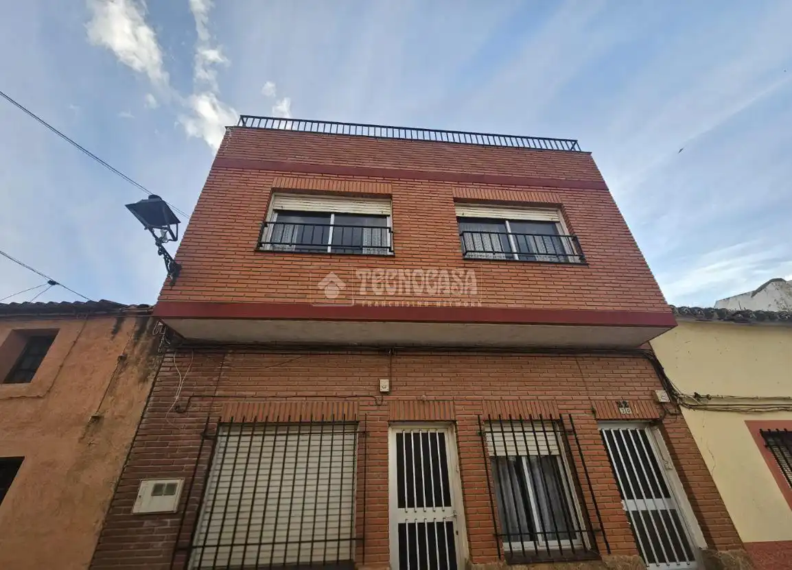Vista exterior de Casa adosada en venda en Espinoso del Rey amb Terrassa