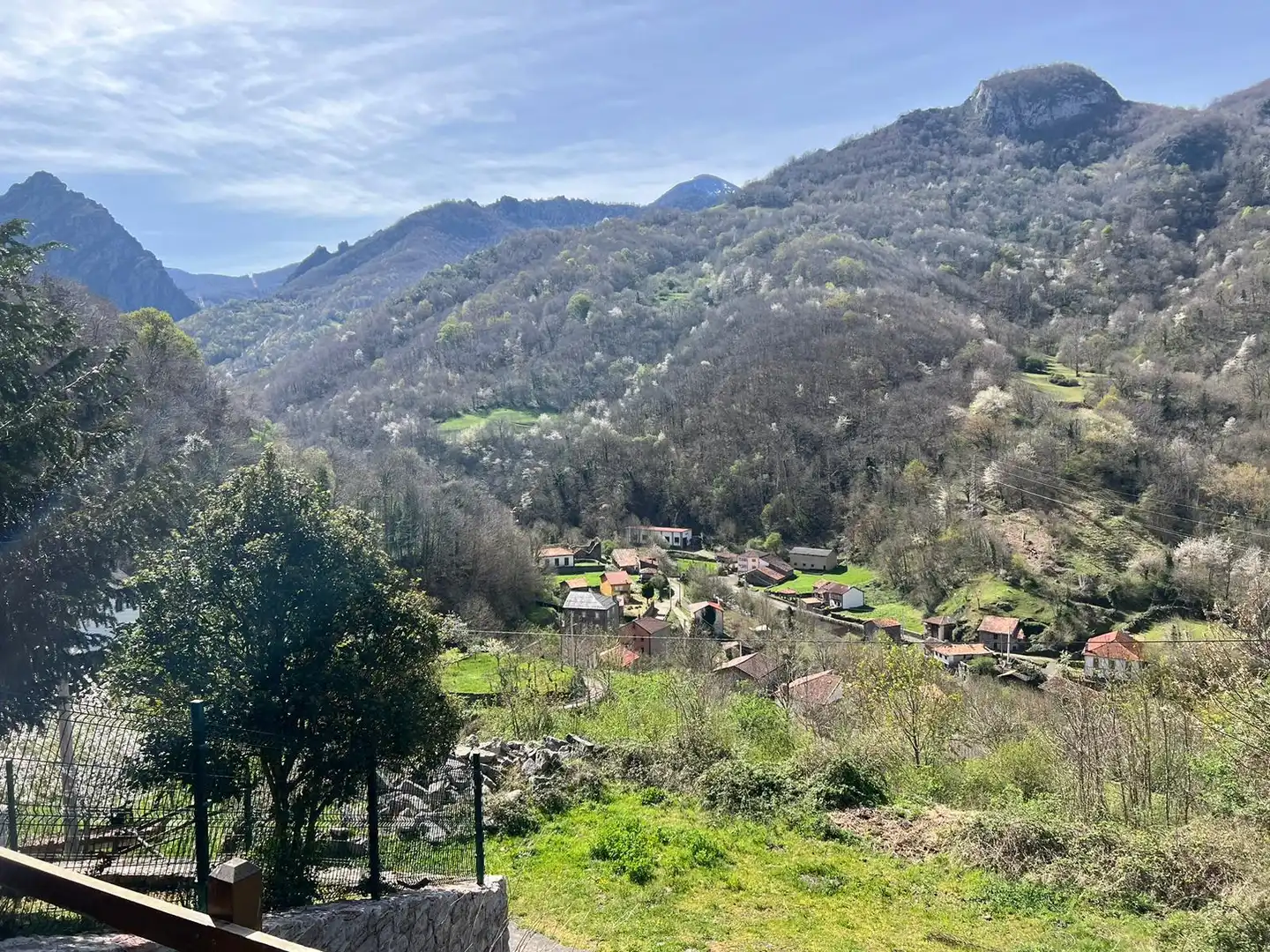 Vista exterior de Casa o xalet en venda en Oseja de Sajambre amb Calefacció, Jardí privat i Parquet