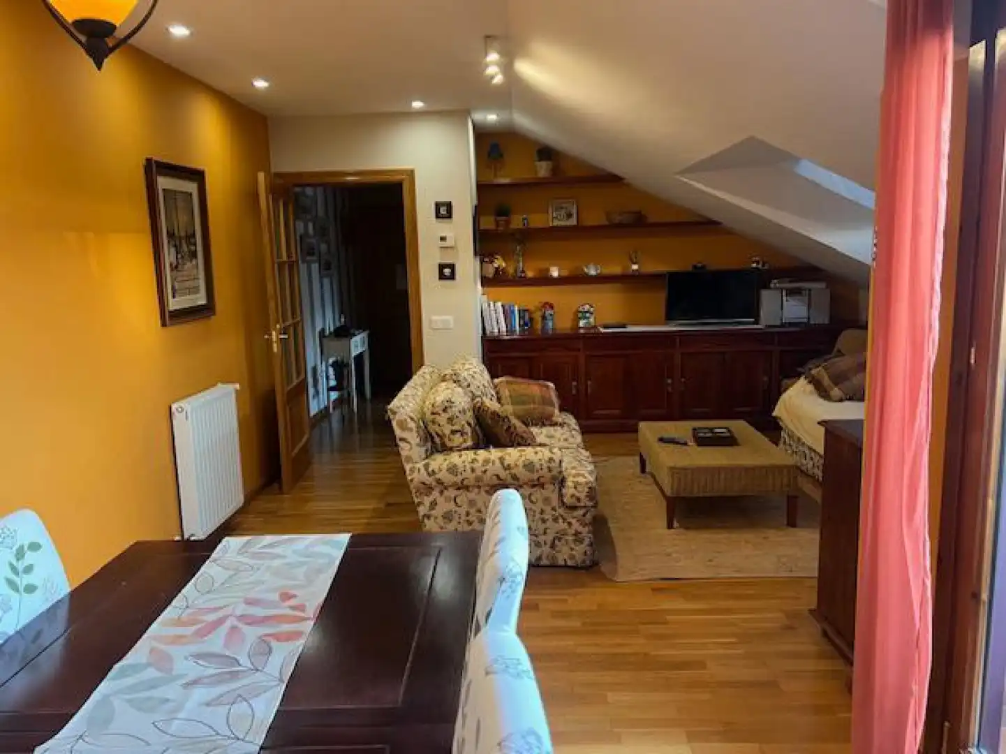 Wohnzimmer von Dachboden zum Verkauf in Villaviciosa mit Heizung und Balkon