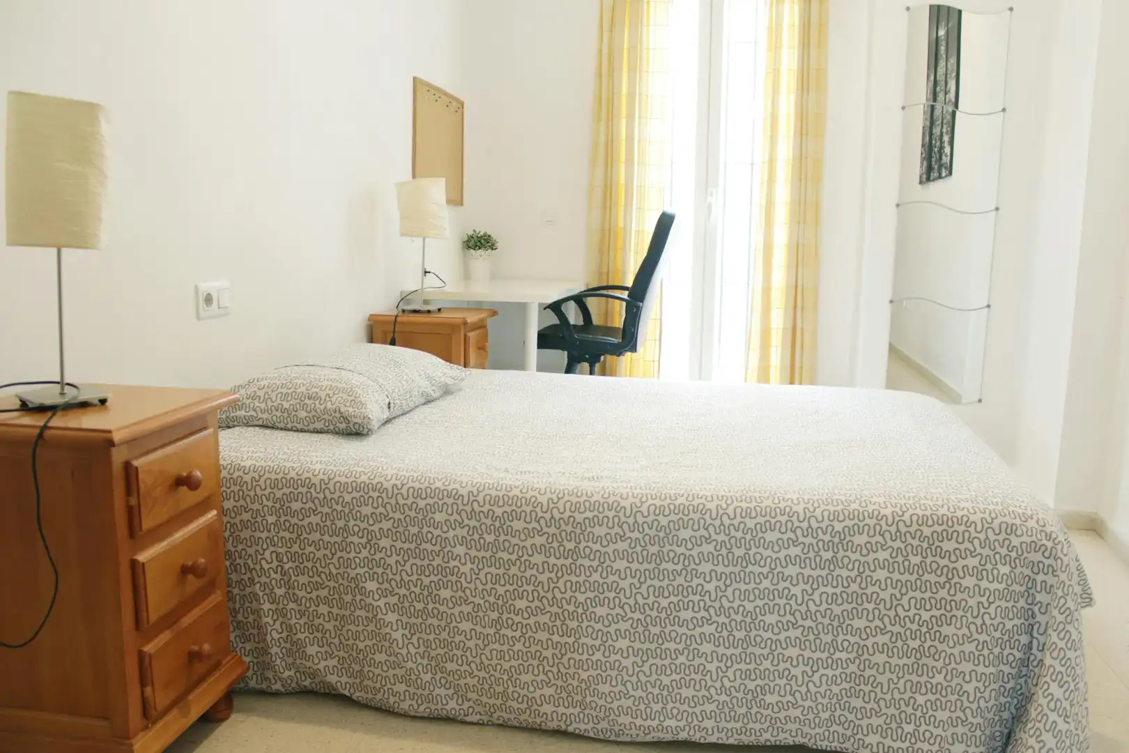 Habitación de Piso de alquiler en Sevilla con Aire acondicionado, Amueblado y Lavadora