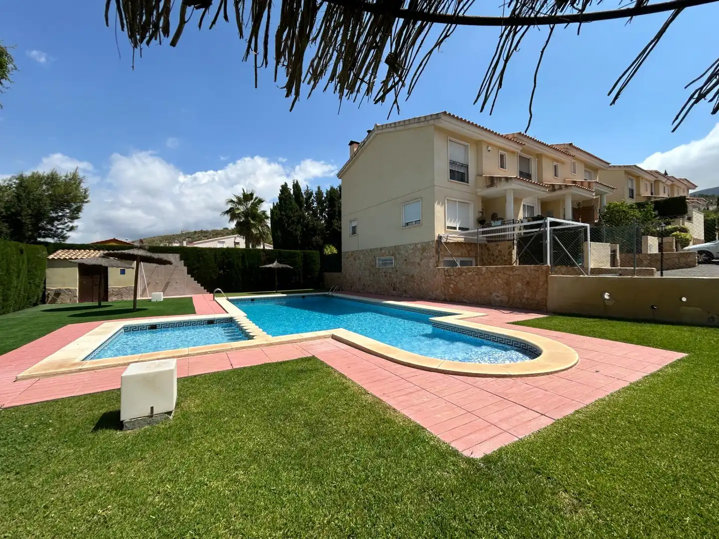 Piscina de Casa adosada en venta en Petrer con Aire acondicionado, Calefacción y Jardín privado