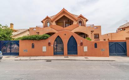 Vista exterior de Casa adosada en venda en Las Gabias amb Aire condicionat, Terrassa i Piscina