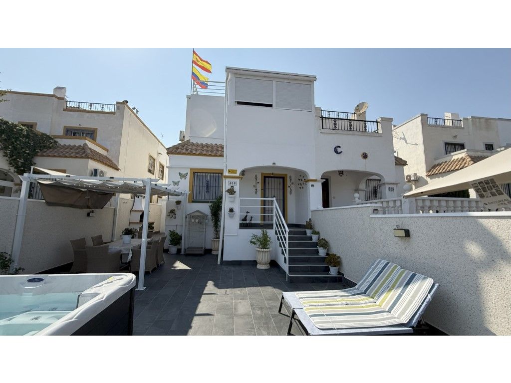 Vista exterior de Casa o xalet en venda en Orihuela amb Aire condicionat i Piscina comunitària