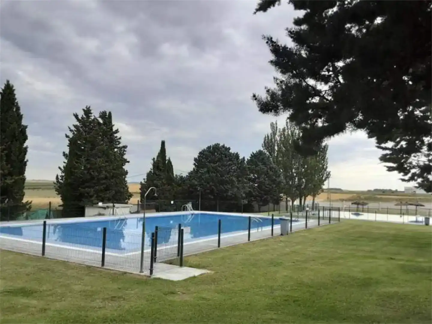 Piscina de Finca rústica en venda en Valderas amb Parquet, Traster i Moblat