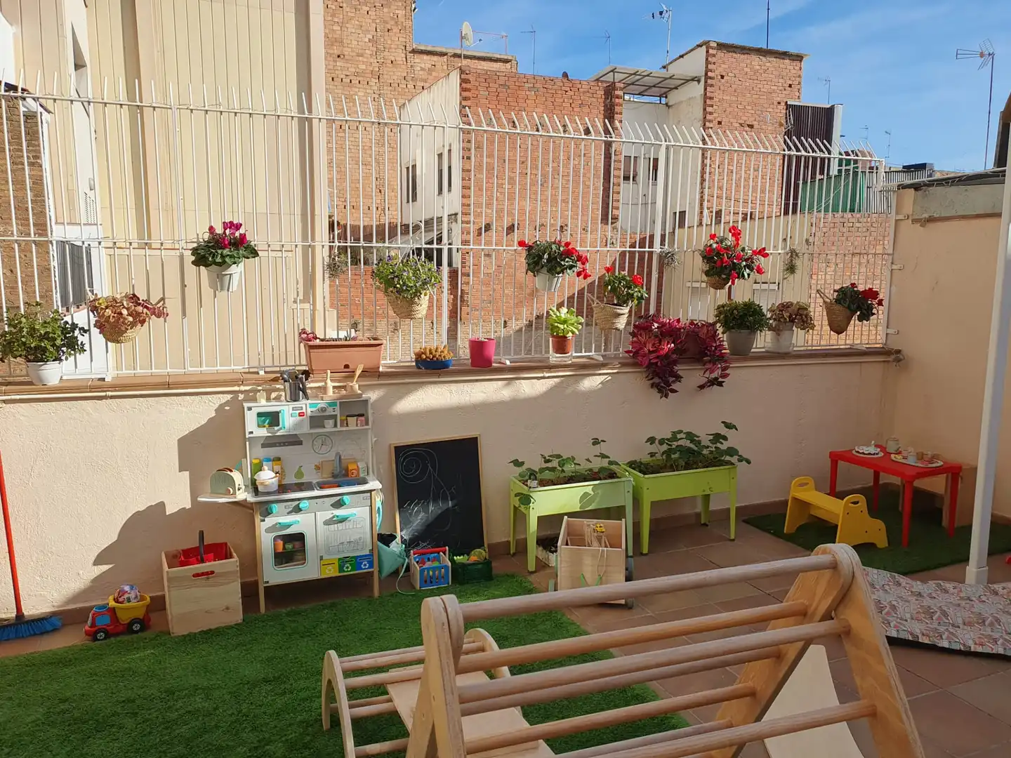 Houses for sale in Carrer de Pujós, 60, Collblanc