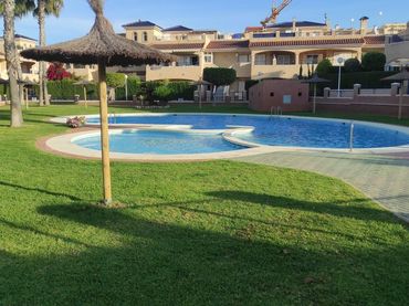 Casa aparellada amb balcó en venda a Mil Palmeras