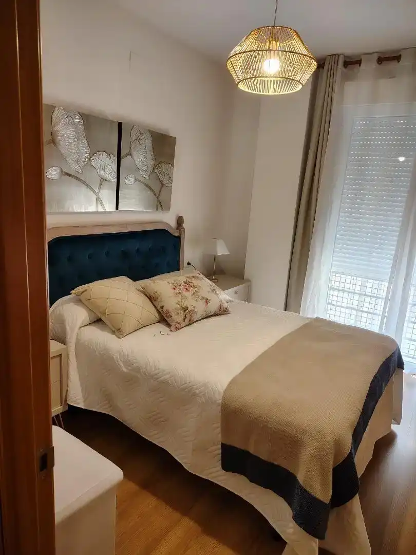Dormitori de Apartament de lloguer en  Granada Capital amb Aire condicionat