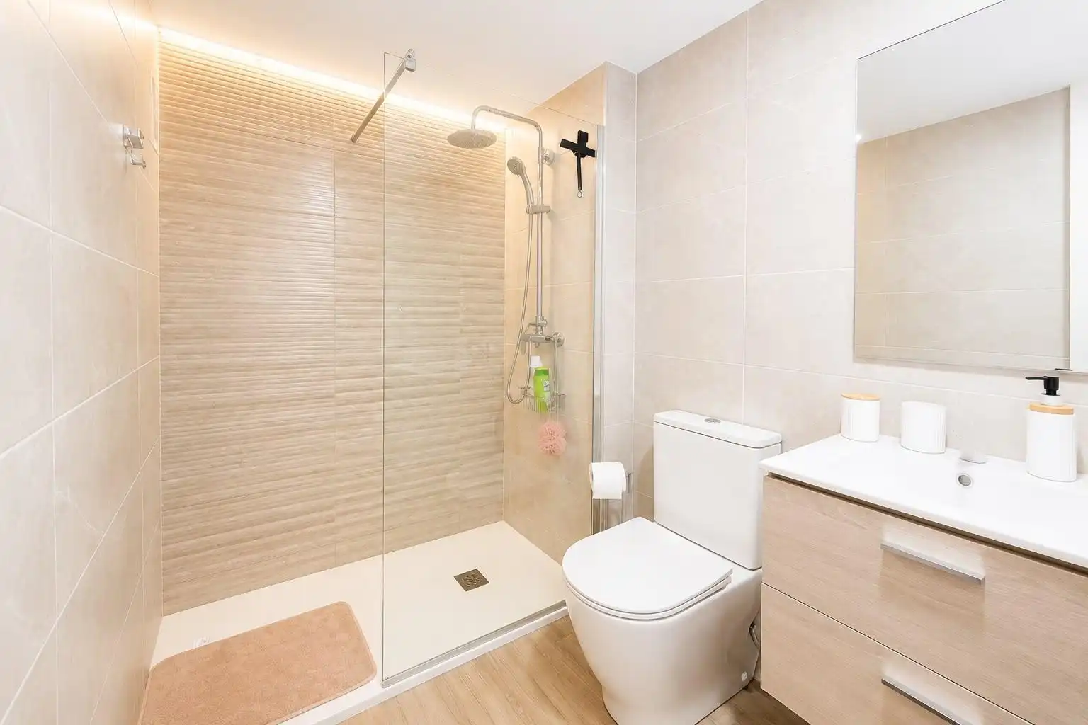 Badezimmer von Erdgeschoss zur Miete in Torrevieja mit Klimaanlage, Heizung und Terrasse