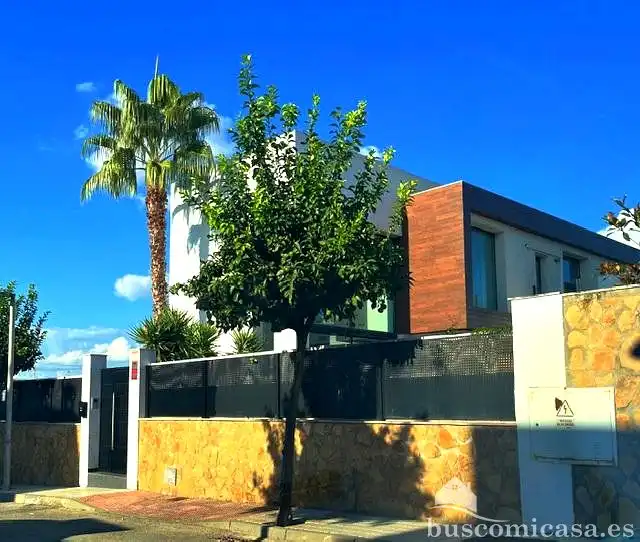 Vista exterior de Casa o xalet en venda en Linares amb Jardí privat, Terrassa i Piscina