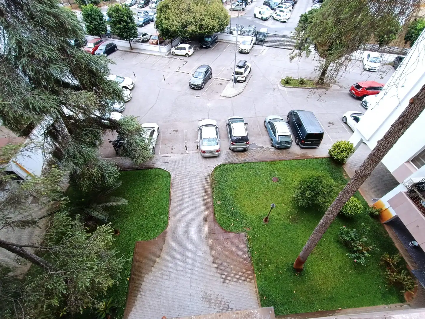 Aparcament de Pis en venda en Sevilla amb Aire condicionat, Jardí privat i Terrassa