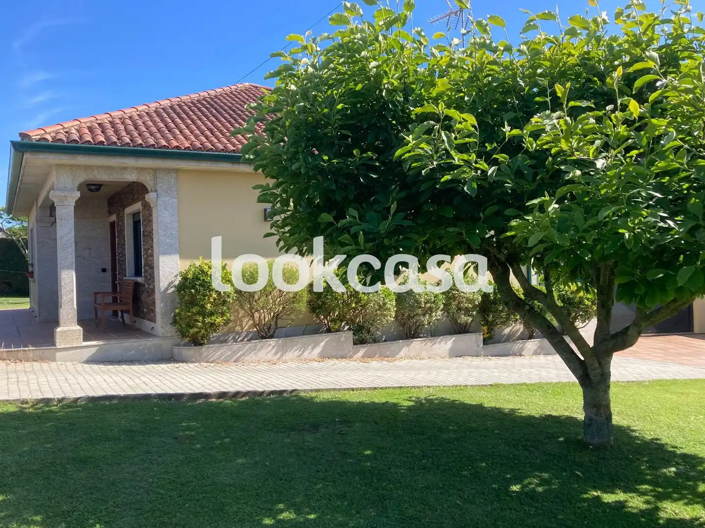 Vista exterior de Casa o xalet en venda en Sanxenxo amb Jardí privat, Terrassa i Forn