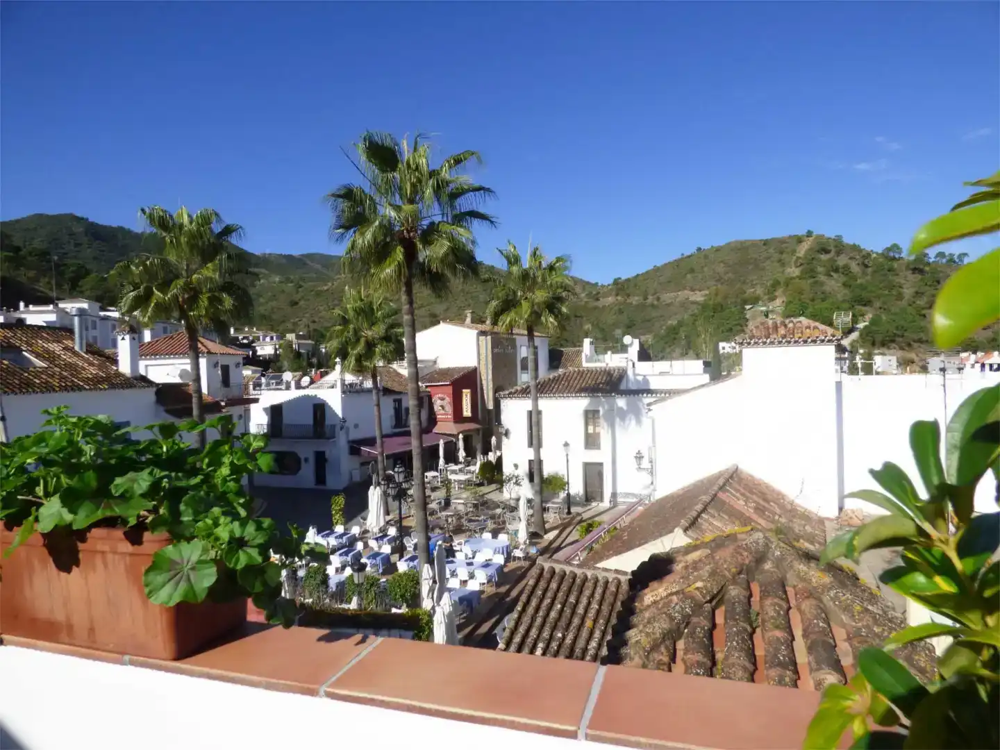 Vista exterior de Casa adosada en venda en Benahavís amb Aire condicionat i Balcó