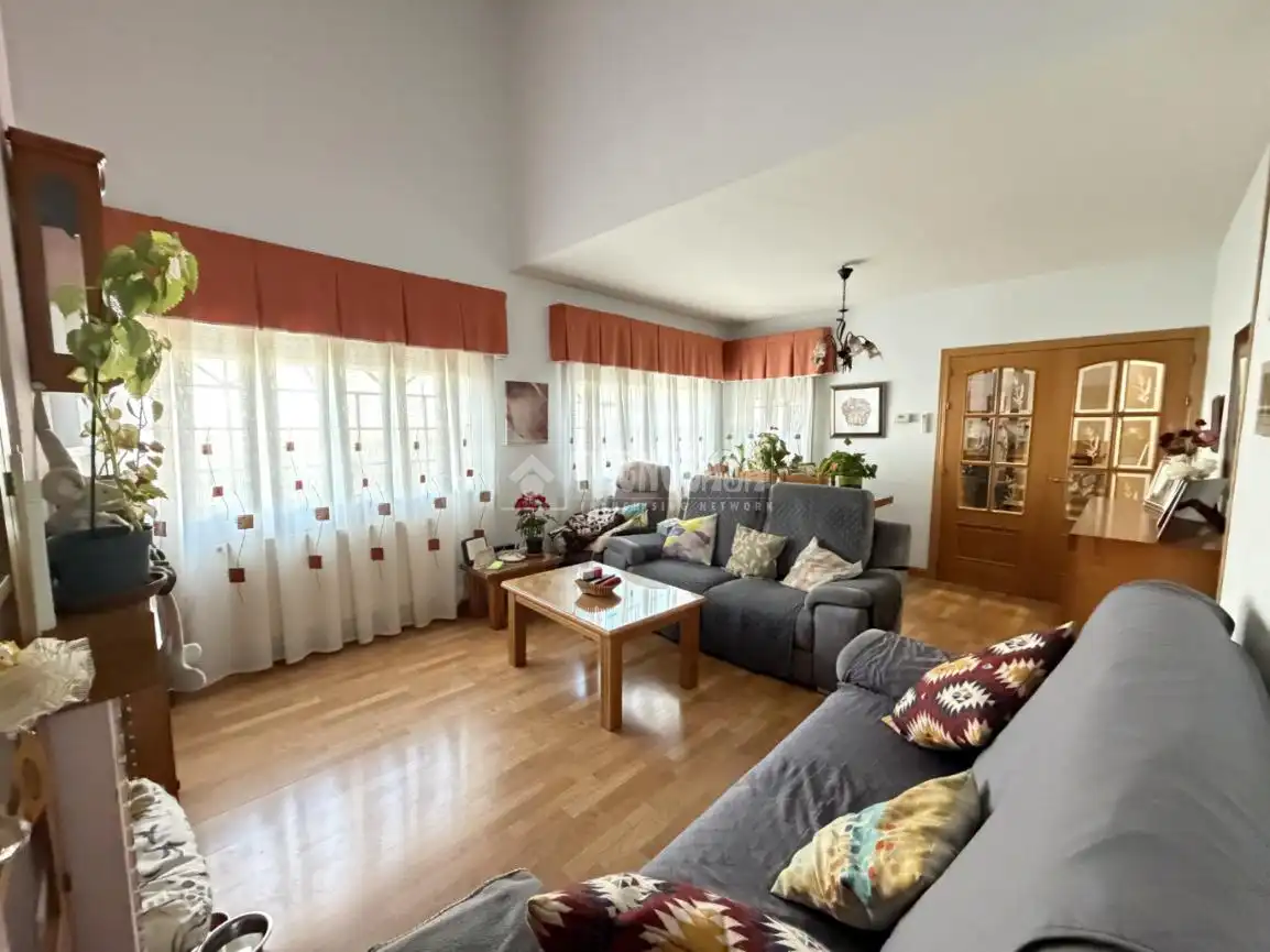 Sala d'estar de Casa adosada en venda en Velilla de San Antonio amb Aire condicionat, Calefacció i Jardí privat