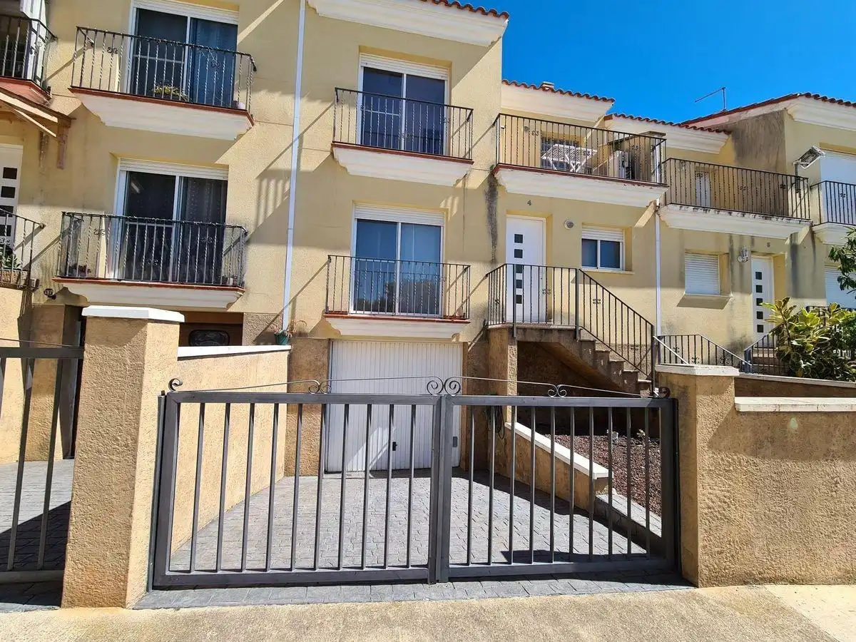 Vista exterior de Casa adosada en venta en Alcanar con Terraza, Trastero y Balcón