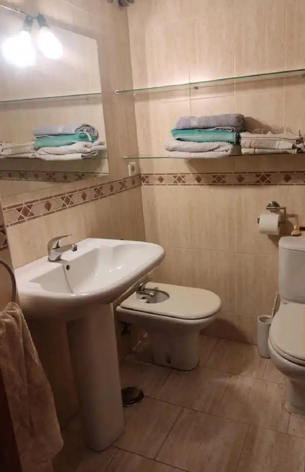 Badezimmer von Einfamilien-Reihenhaus zur Miete in Granada mit Klimaanlage, Privatgarten und Möbliert