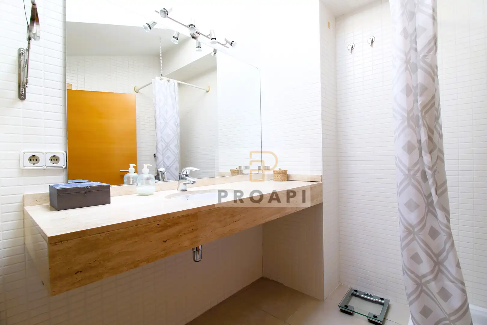 Badezimmer von Wohnung zum Verkauf in Girona mit Balkon