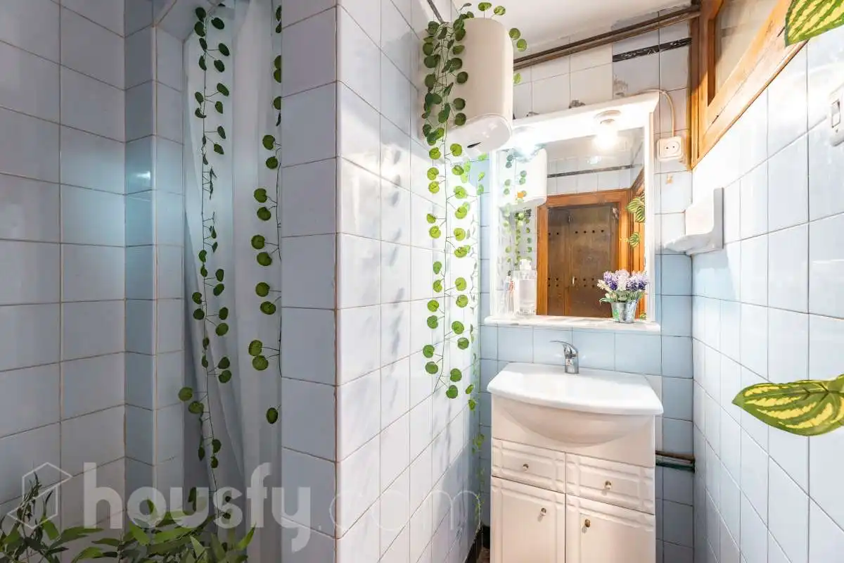 Bathroom of Commercial properties for sale in Barcelona  with Air Conditioner and Furnished
