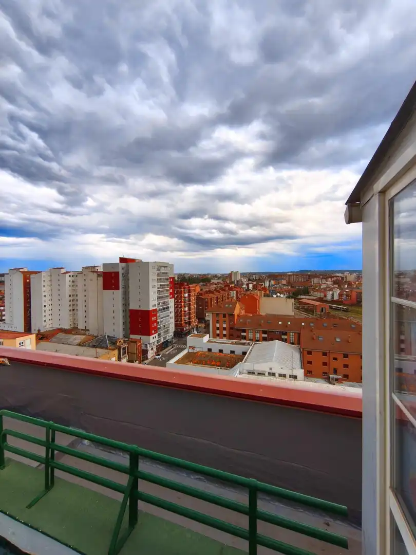 Vista exterior de Ático en venta en San Andrés del Rabanedo con Calefacción, Terraza y Amueblado