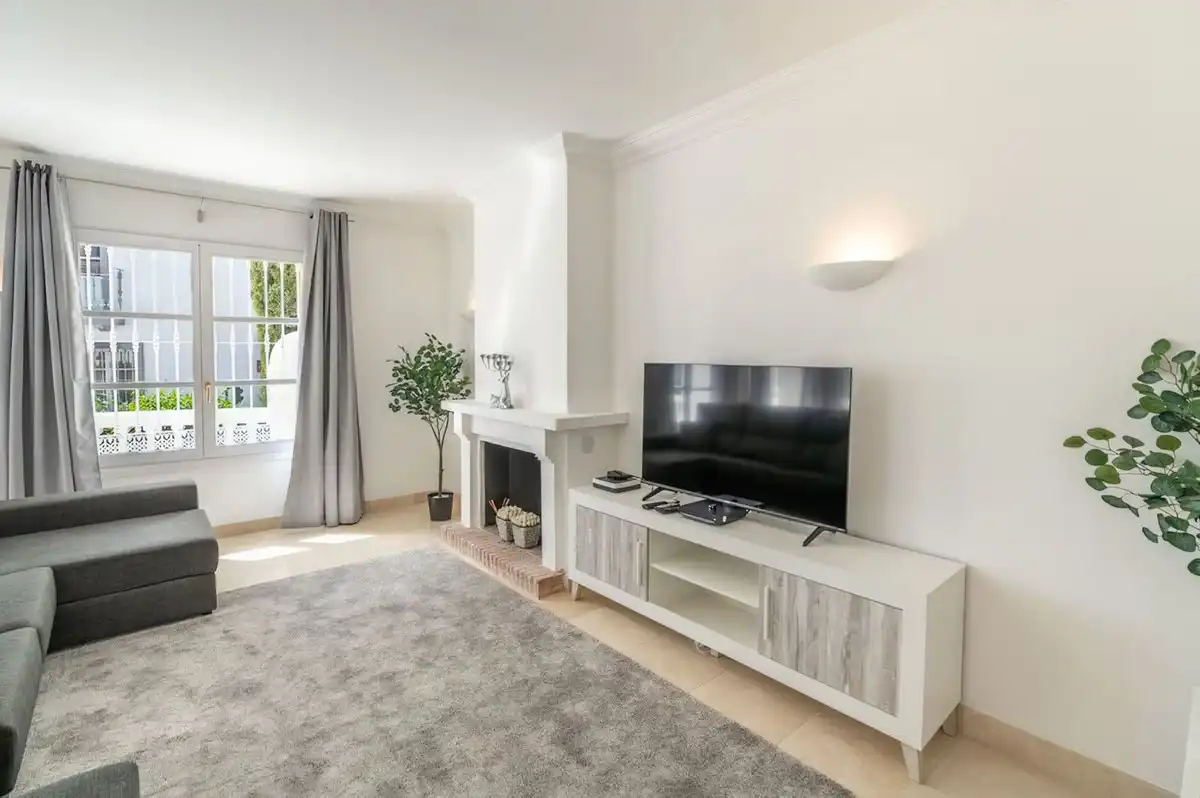 Wohnzimmer von Einfamilien-Reihenhaus zum Verkauf in Benahavís mit Klimaanlage, Terrasse und Gemeinschaftspool