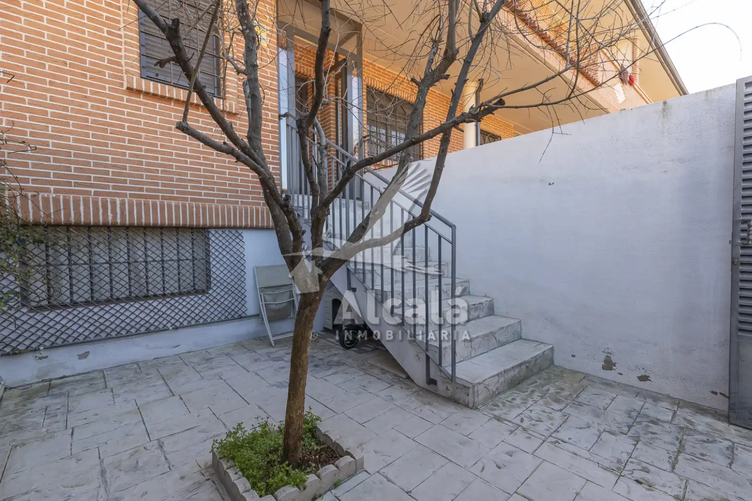 Vista exterior de Casa o xalet en venda en Alcalá de Henares amb Aire condicionat, Calefacció i Jardí privat