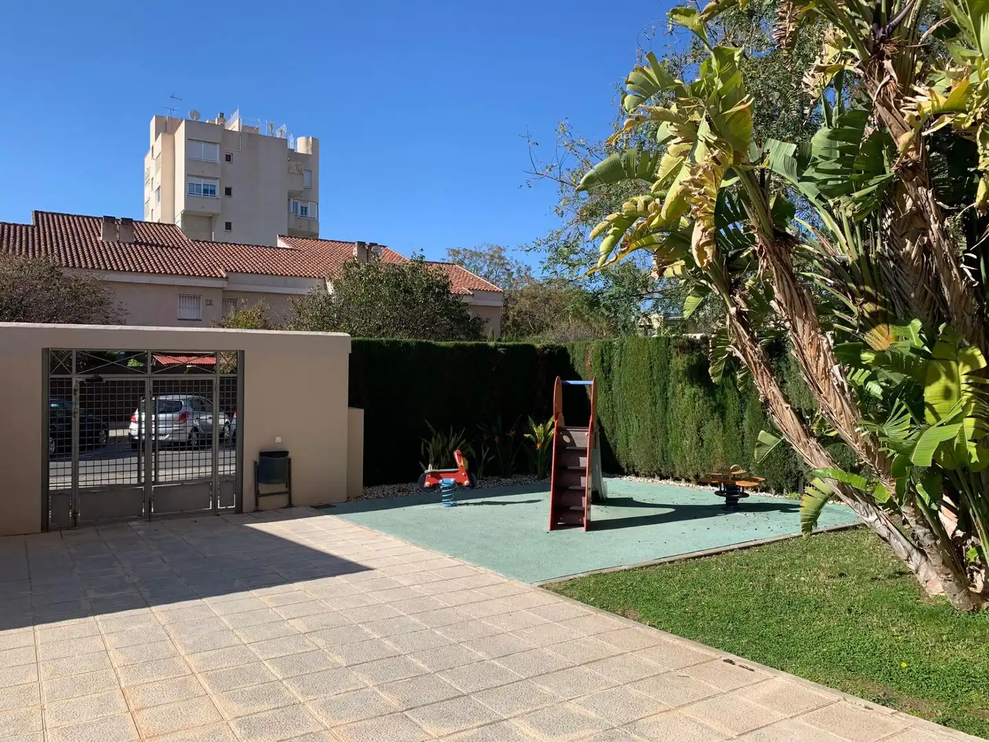 Jardín de Piso de alquiler en Alicante / Alacant con Aire acondicionado, Amueblado y Piscina comunitaria