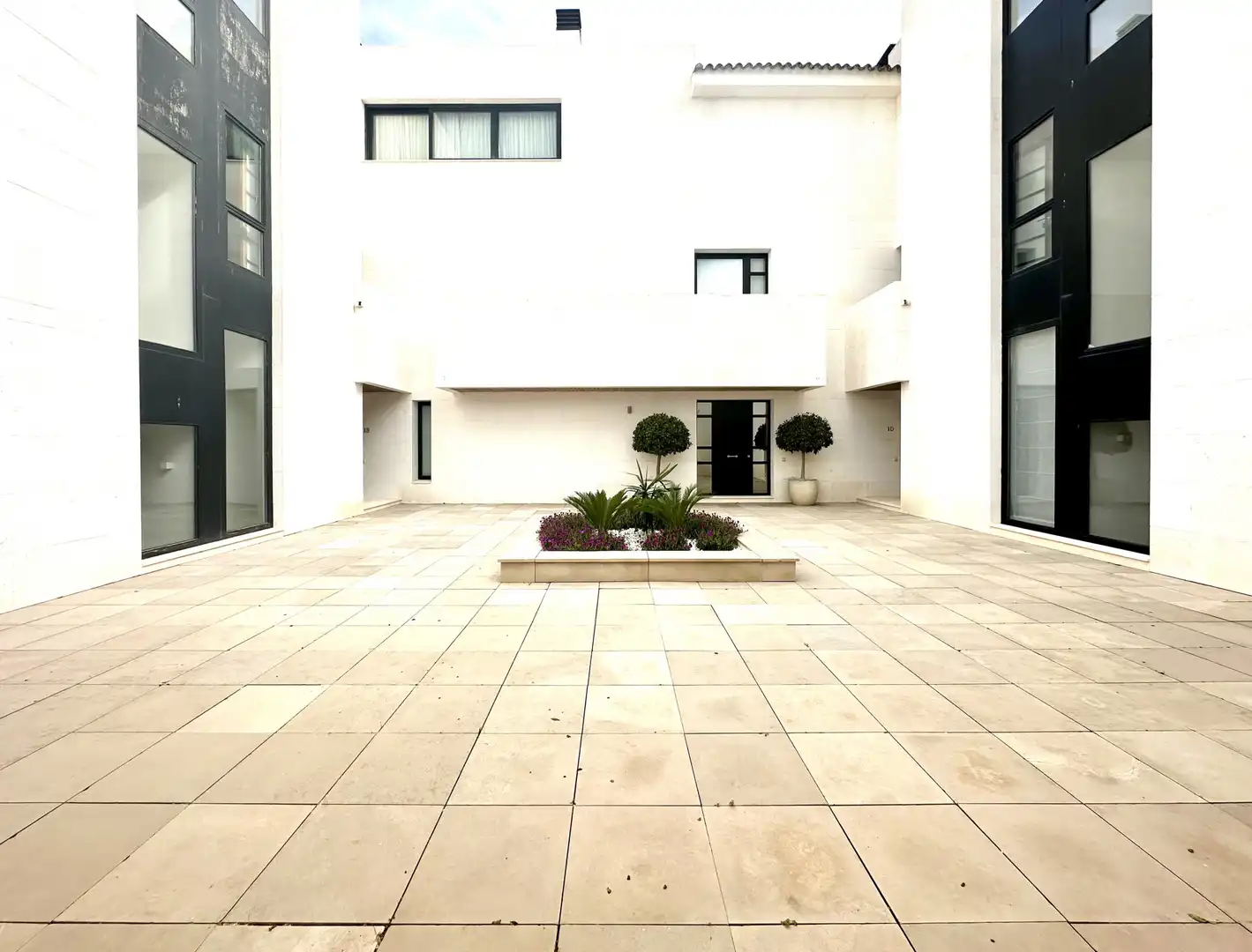 Außenansicht von Maisonette zum Verkauf in Sotogrande mit Klimaanlage, Privatgarten und Terrasse