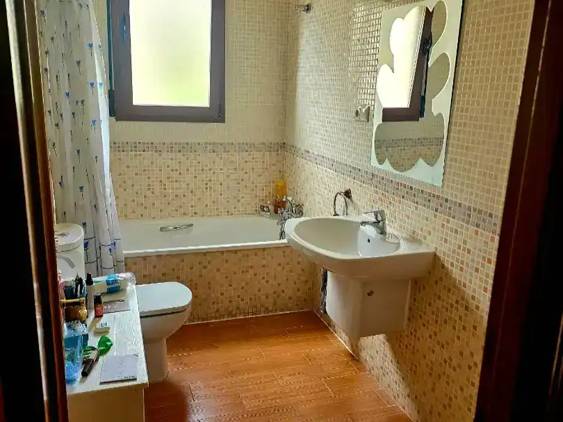 Baño de Piso en venta en Chillarón de Cuenca con Calefacción, Jardín privado y Parquet