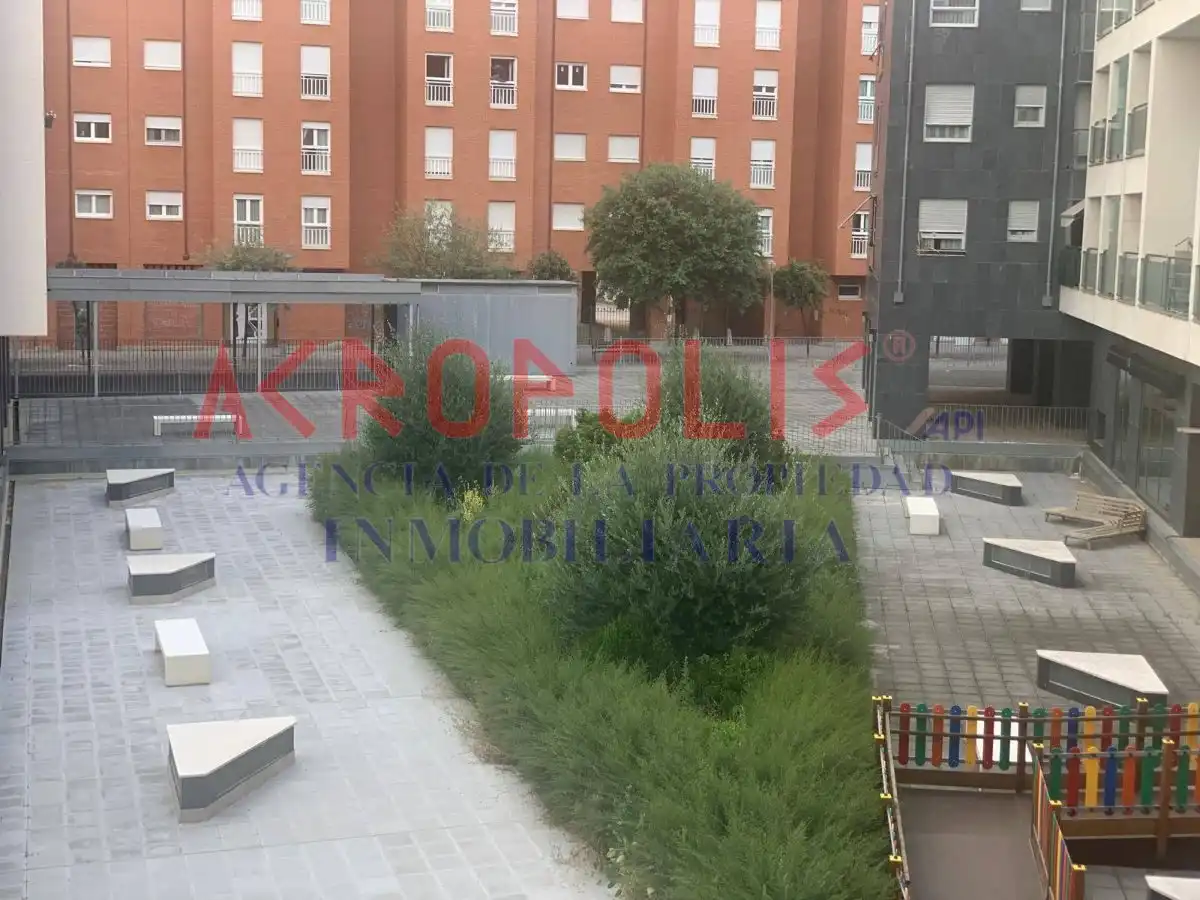 Parking de Piso de alquiler en León Capital  con Amueblado