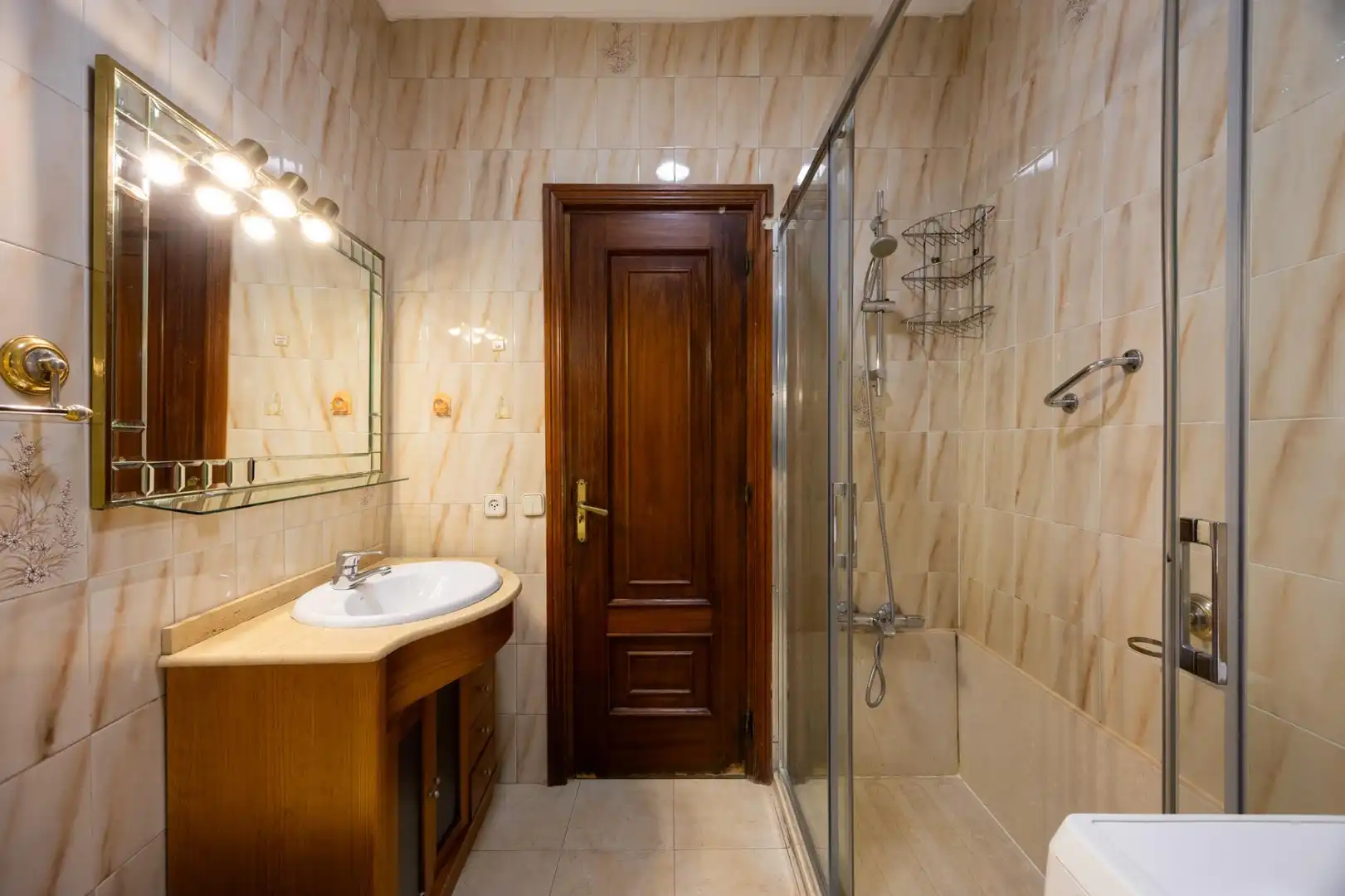 Bathroom of Flat for sale in Madrid  with Parquet flooring