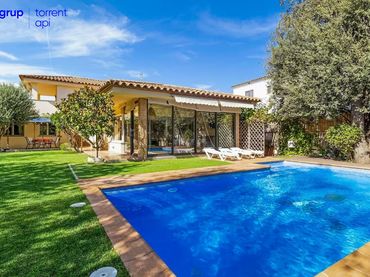Casa con piscina en venta en Riells
