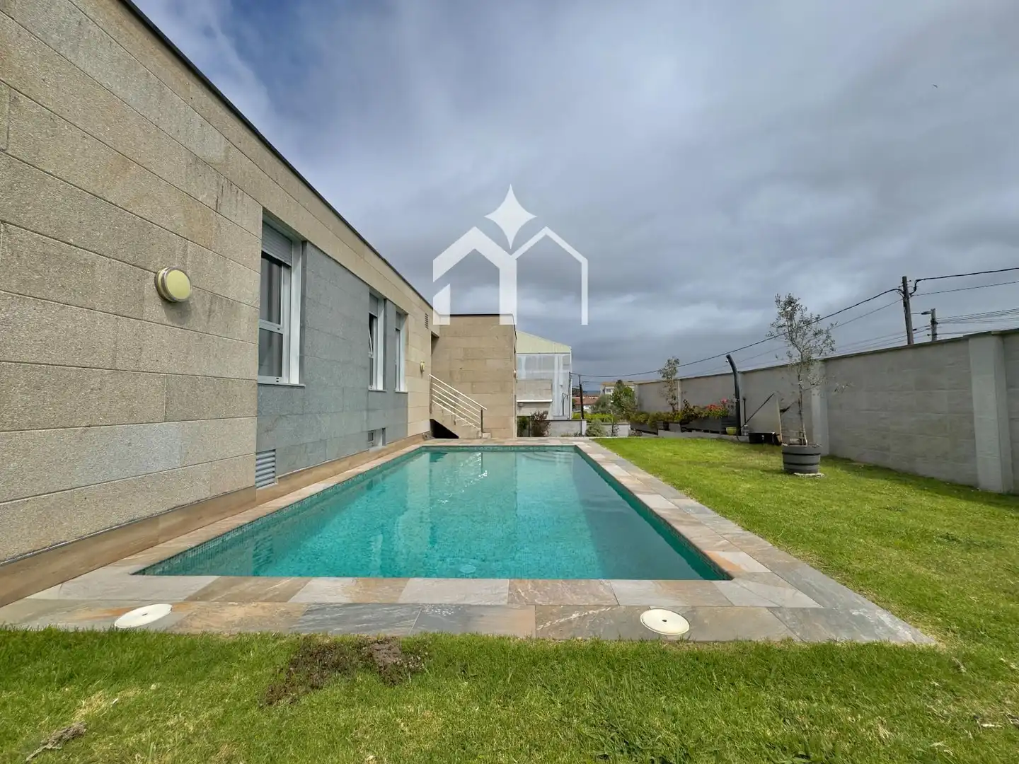 Piscina de Casa o xalet en venda en Cangas  amb Calefacció, Parquet i Terrassa