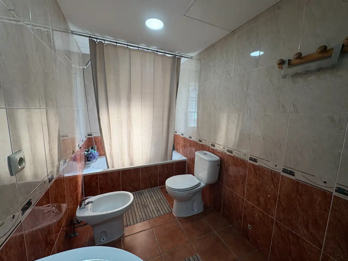 Bathroom of Houses for sale in El Viso de San Juan  with Air Conditioner, Private garden and Parquet flooring