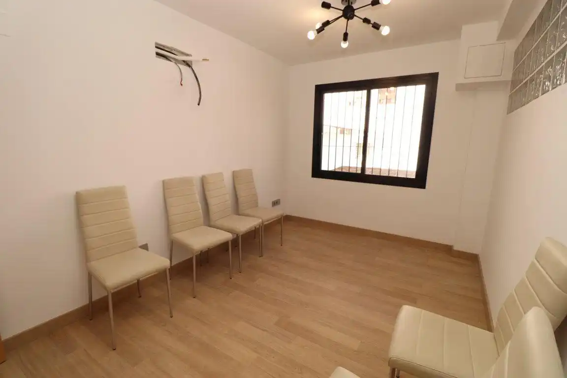 Office for rent in Alhaurín El Grande  with Air Conditioner and Furnished